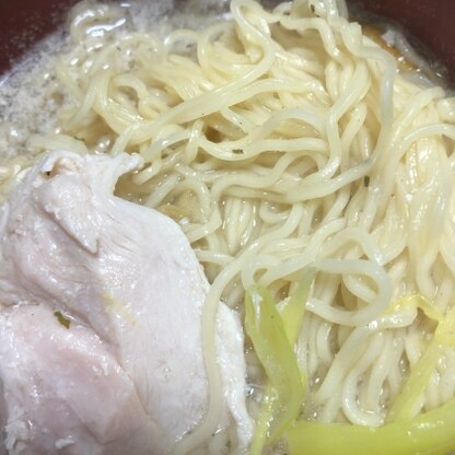 しっとり美味しい鶏ハムに大満足ですっ(o^^o)
塩ラーメンにトッピングしていただきましたーっ！！